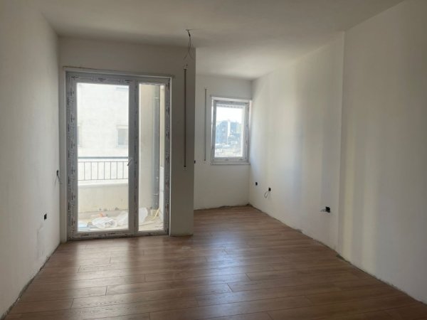 shitet apartament 2+1+Post Parkimi  270.000 €  (Pasticeri Flora)