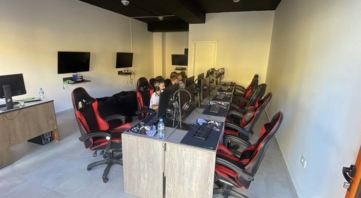 Tirane, shes Play Station Kompjutera &amp; PlayStation