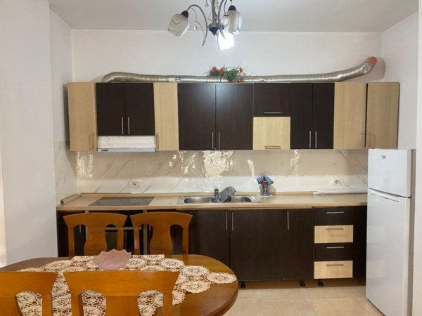 Tirane, jepet me qera apartament 2+1+Ballkon Kati 7, 110 m² 500 € (tek Unaza re (Zona e Astirit)afer Hotel Marinaj Tirane)