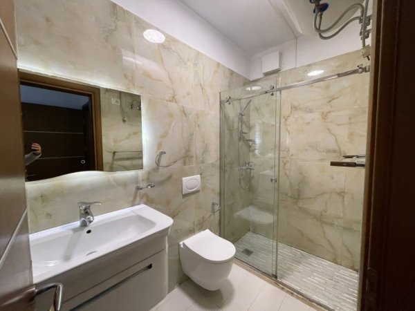 Tirane, jepet me qera apartament 2+1+Ballkon Kati 4, 120 m² 600 € (Kinostudio)