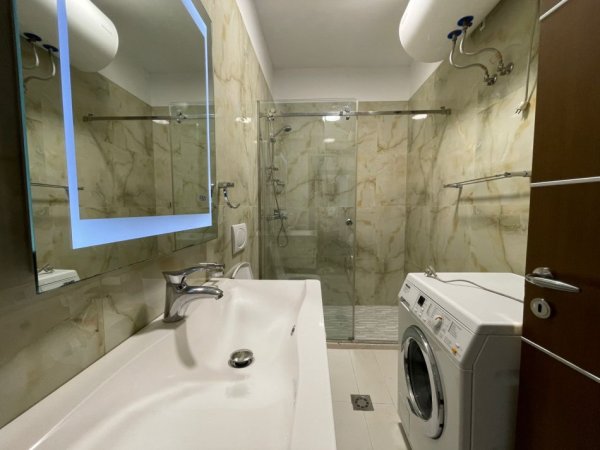 Tirane, jepet me qera apartament 2+1+Ballkon Kati 4, 120 m² 600 € (Kinostudio)