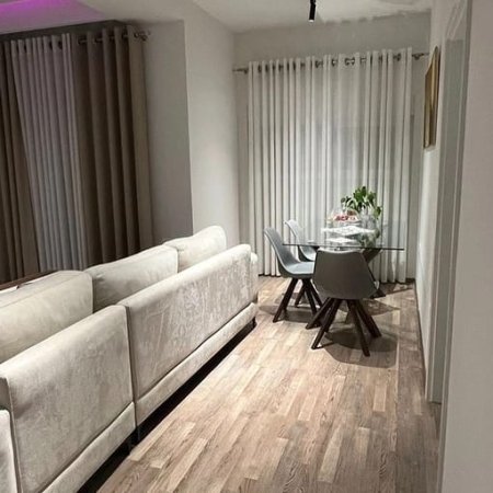Tirane, jepet Apartament  1+1 me qera 350 Euro (Ali Demi)