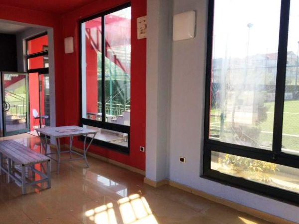 Tirane, shitet ambjent biznesi 2.100 m² 388.000 Euro