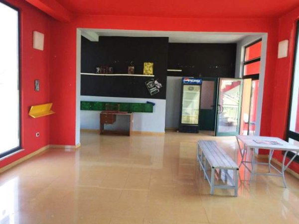 Tirane, shitet ambjent biznesi 2.100 m² 388.000 Euro