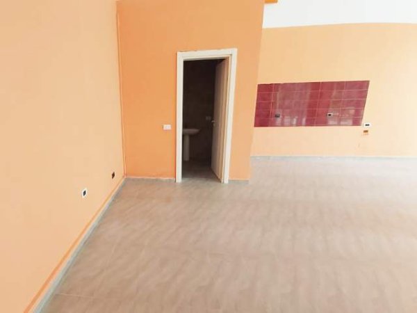 Tirane, shitet dyqan 118 m² 212.400 Euro