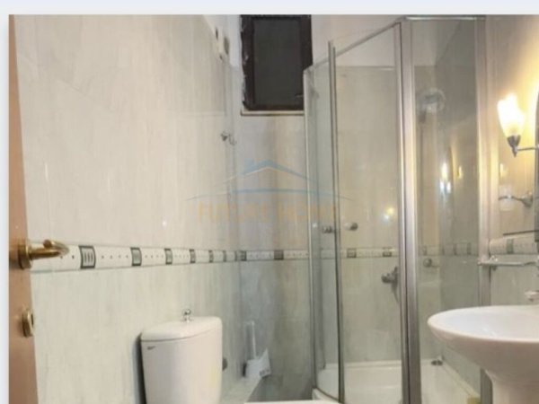 Tirane, jepet me qera apartament 1+1 Kati 8, 70 m² 500 € (Garda)