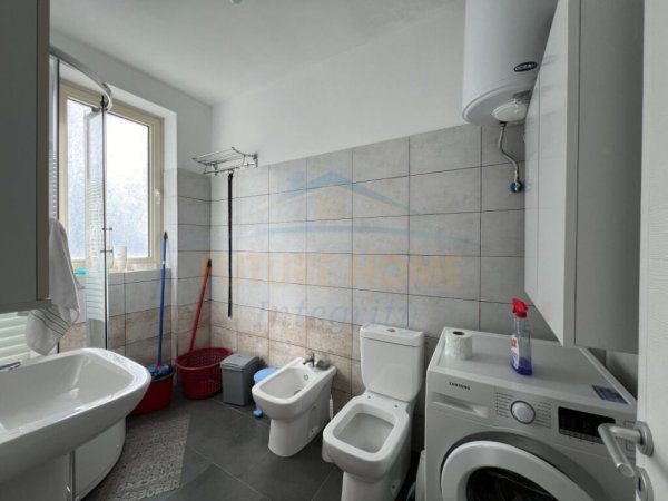 Tirane, jepet me qera apartament 1+1+Ballkon Kati 3, 63 m² 400 € (Fresku)