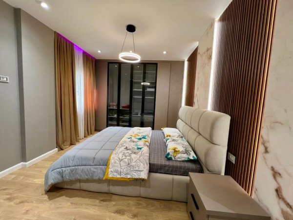 Tirane, jepet me qera apartament 2+1+Ballkon Kati 2, 116 m² 950 € (Liqeni i Farkes)