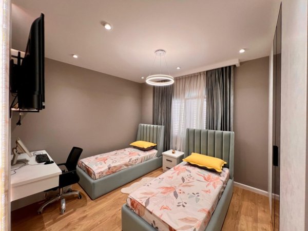 Tirane, jepet me qera apartament 2+1+Ballkon Kati 2, 116 m² 950 € (Liqeni i Farkes)