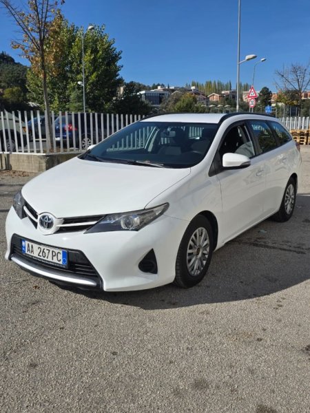 Tirane, shitet makine Toyota Auris Nafte, e bardhë manuale Kondicioner 220.000 km 5.900 €