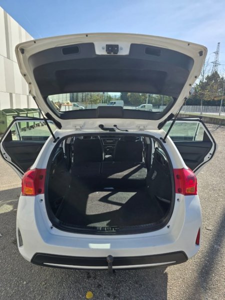 Tirane, shitet makine Toyota Auris Nafte, e bardhë manuale Kondicioner 220.000 km 5.900 €