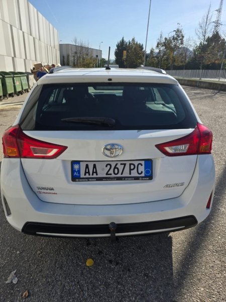 Tirane, shitet makine Toyota Auris Nafte, e bardhë manuale Kondicioner 220.000 km 5.900 €