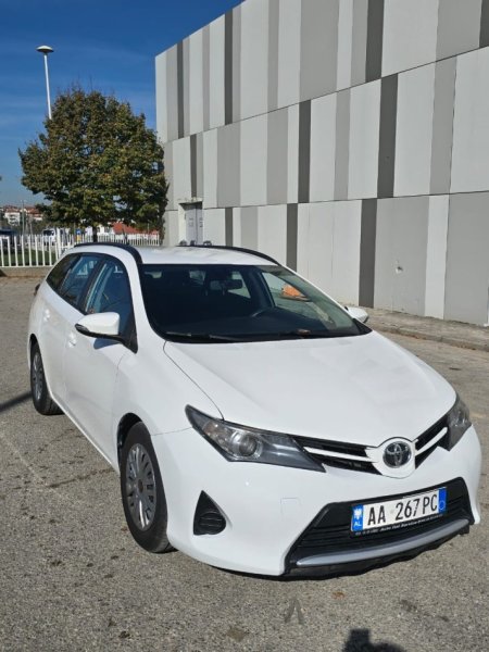 Tirane, shitet makine Toyota Auris Nafte, e bardhë manuale Kondicioner 220.000 km 5.900 €