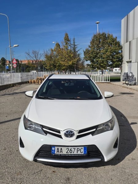 Tirane, shitet makine Toyota Auris Nafte, e bardhë manuale Kondicioner 220.000 km 5.900 €