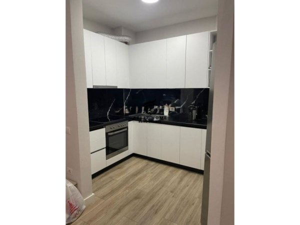 Tirane, jepet me qera apartament 2+1 , 143 m² 500 € (ASTIR)