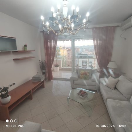 Tirane, jepet me qera apartament 2+1 Kati 10, 1.000 € (Ish Blloku)