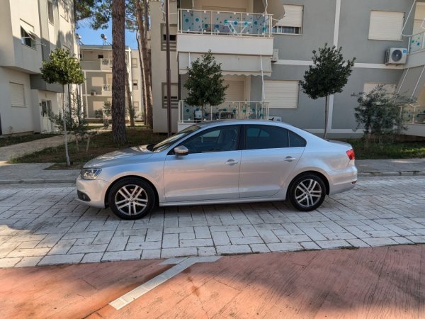 Tirane, shes makine Volkswagen Jetta 1,6 TDI Bluemotion Viti 2011, Nafte, gri metalizato manuale Klima 130.800 km 7.900 €