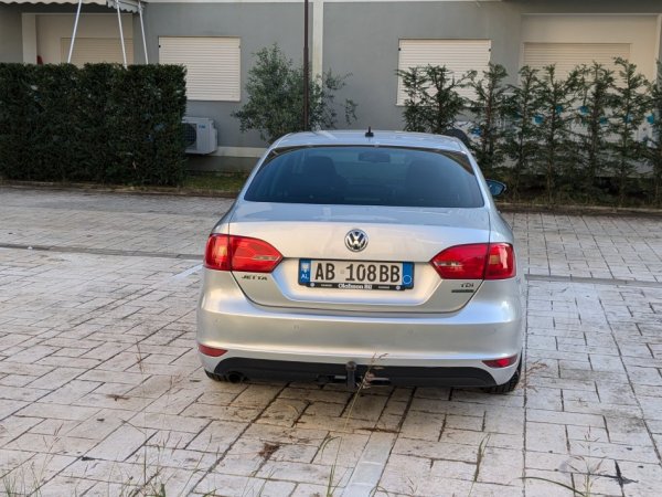 Tirane, shes makine Volkswagen Jetta 1,6 TDI Bluemotion Viti 2011, Nafte, gri metalizato manuale Klima 130.800 km 7.900 €