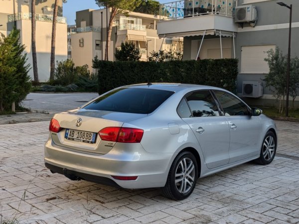 Tirane, shes makine Volkswagen Jetta 1,6 TDI Bluemotion Viti 2011, Nafte, gri metalizato manuale Klima 130.800 km 7.900 €