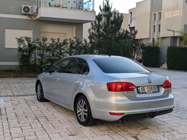 Tirane, shes makine Volkswagen Jetta 1,6 TDI Bluemotion Viti 2011, Nafte, gri metalizato manuale Klima 130.800 km 7.900 €