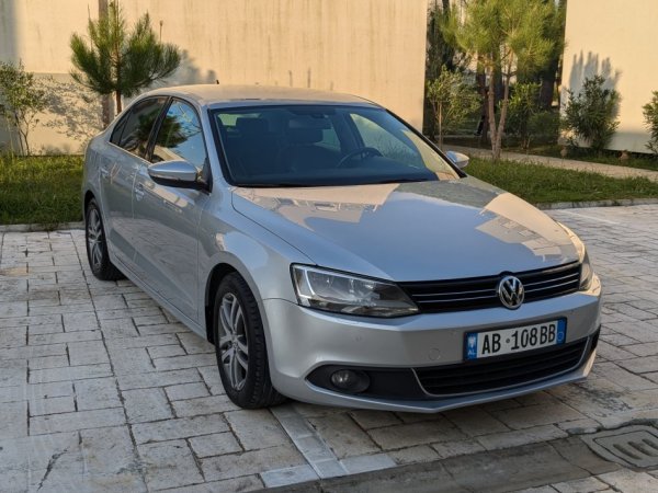 Tirane, shes makine Volkswagen Jetta 1,6 TDI Bluemotion Viti 2011, Nafte, gri metalizato manuale Klima 130.800 km 7.900 €