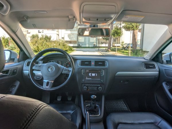 Tirane, shes makine Volkswagen Jetta 1,6 TDI Bluemotion Viti 2011, Nafte, gri metalizato manuale Klima 130.800 km 7.900 €