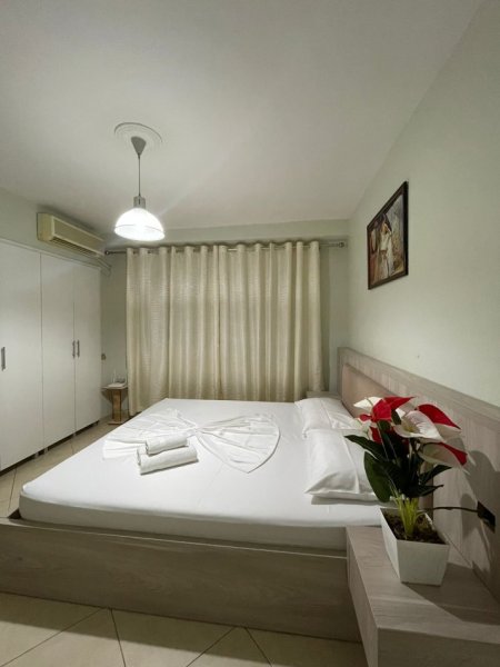 Tirane, jepet me qera apartament 1+1+Aneks+Ballkon Kati 2, 58 m² 500 € (Rr. E Durresit te kafe Flora)