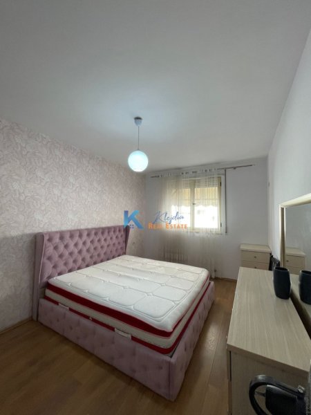 Tirane, jap me qera apartament 2+1+Ballkon Kati 4, 85 m² 650 € (Te Komuna e Parisit, afer Kristal Center)