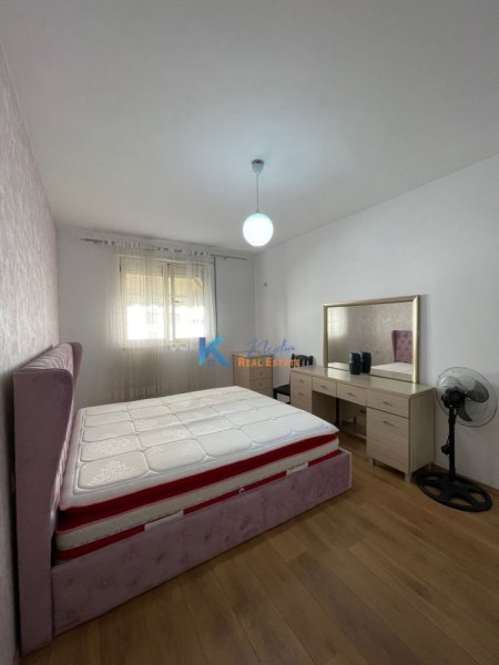 Tirane, jap me qera apartament 2+1+Ballkon Kati 4, 85 m² 650 € (Te Komuna e Parisit, afer Kristal Center)