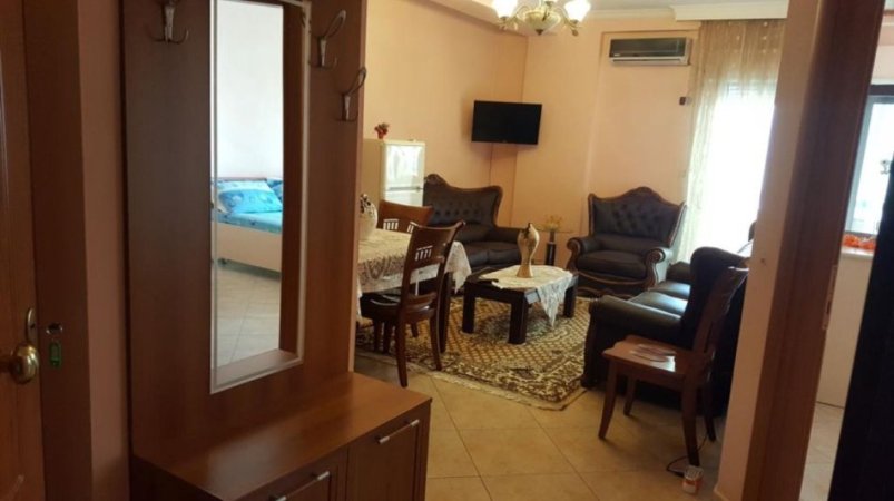 Tirane, jepet me qera apartament 1+1 Kati 8, 70 m² 500 € (Garda)