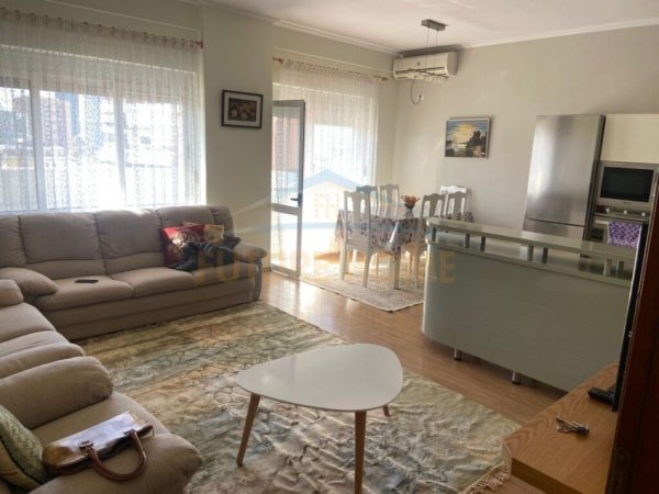 Tirane, jepet me qera apartament 2+1 Kati 7, 100 m² 750 € (PAZARI I RI)