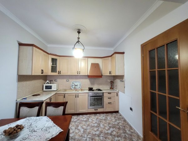 Tirane, jepet me qera apartament 2+1+Ballkon Kati 6, 95 m² 550 € (Bulevardi Zogu I)