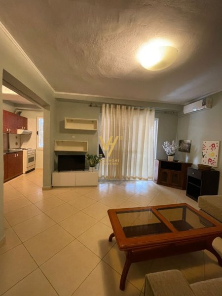 Tirane, jepet me qera apartament 1+1+Ballkon Kati 2, 65 m² 600 € (QENDER)