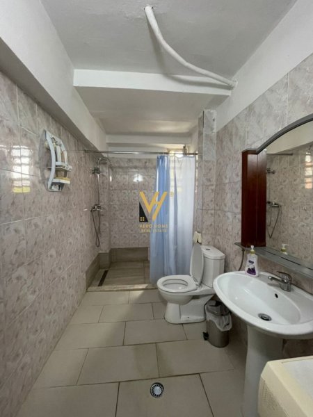 Tirane, jepet me qera apartament 1+1+Ballkon Kati 2, 65 m² 600 € (QENDER)