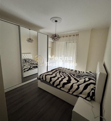 Tirane, jepet me qera apartament 2+1 Kati 3, 95 m² 450 € (Fresku)
