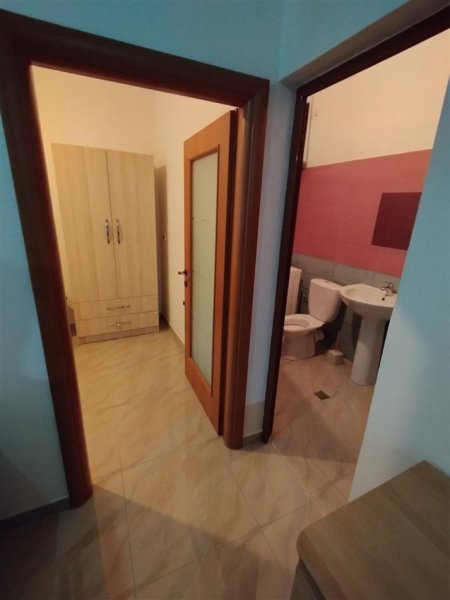Tirane, jepet me qera apartament 1+1 Kati 1, 45 m² 270 € (Muhamed Deliu)