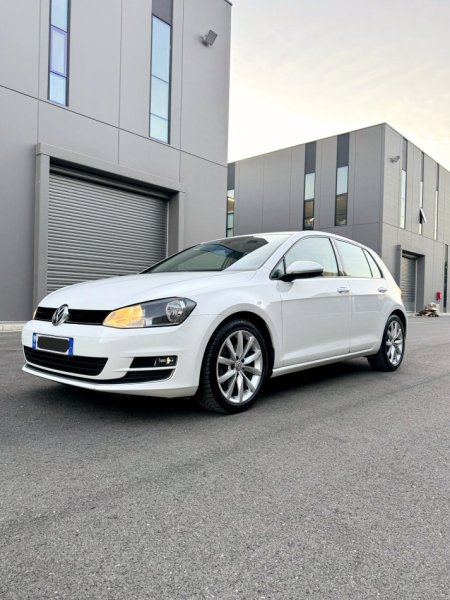 Tirane, shes makine GOLF 7 BLUEMOTIIN 2.0 TDI VITI 2015 Nafte, e bardhë automatik Klima 166.000 km 12.000 €
