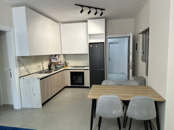Tirane, jepet me qera apartament 1+1+Ballkon Kati 2, 65 m² 600 € (Kopshti Botanik)