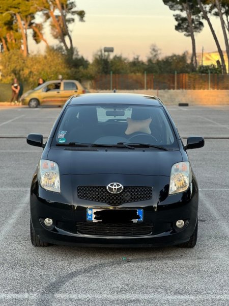 Tirane, shes makine Toyota yaris Benzin+Gaz, e zeze manuale Kondicioner 222.000 km