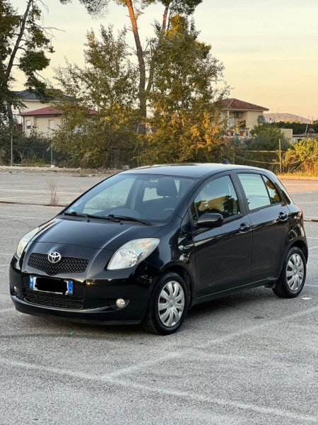 Tirane, shes makine Toyota yaris Benzin+Gaz, e zeze manuale Kondicioner 222.000 km