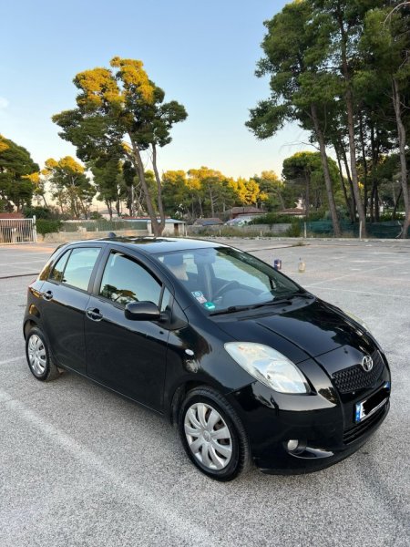 Tirane, shes makine Toyota yaris Benzin+Gaz, e zeze manuale Kondicioner 222.000 km