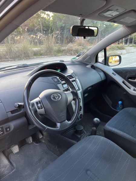 Tirane, shes makine Toyota yaris Benzin+Gaz, e zeze manuale Kondicioner 222.000 km