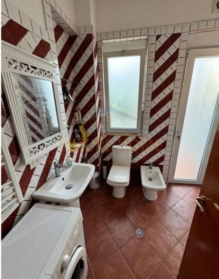 Tirane, jepet me qera apartament 2+1 Kati 2, 120 m² 750 € (RRUGA MYSLYM SHYRI / RRUGA E KAVAJES)