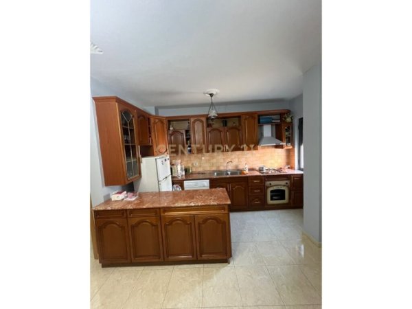 Tirane, jepet me qera apartament 2+1 Kati 2, 94 m² 600 € (Vasil Shanto bond103003)