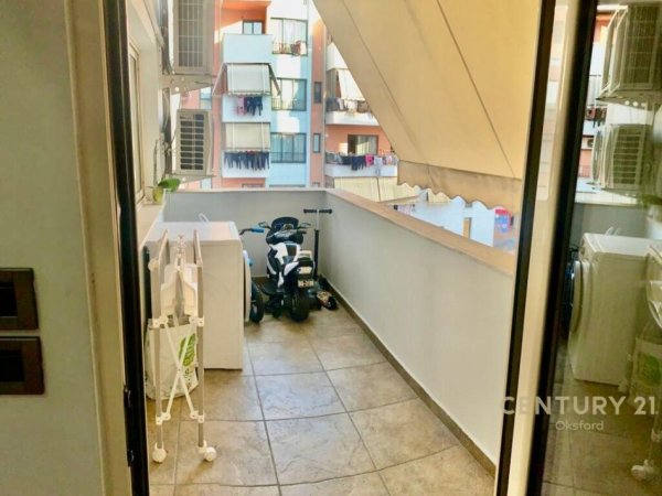 Tirane, jepet me qera apartament 2+1+Aneks+Ballkon Kati 5, 109 m² 600 € (yzberisht)
