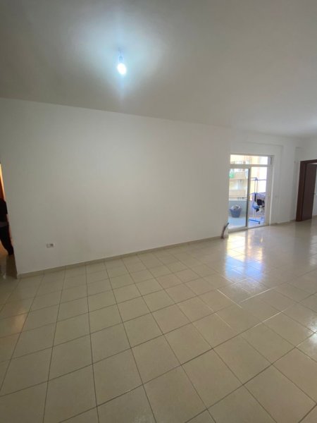 Tirane, jepet me qera apartament 3+1+Aneks+Ballkon Kati 2, 120 m² 350 € (Fresku te Spar 1)