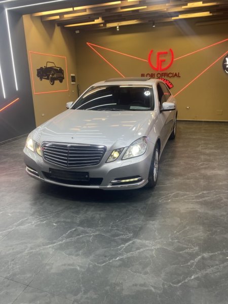 Tirane, shes makine Mercedes-Benz E350 2011 Benzin, gri metalizato automatik Kondicioner 185.000 km 8.000 €