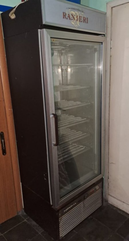 Tirane, shiten 2  Frigorifer kollone per dyqan