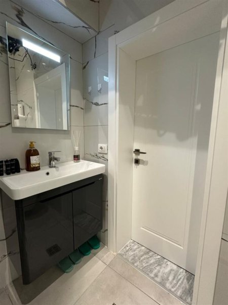 Tirane, jepet me qera apartament 1+1 Kati 2, 50 m² 700 € (Bllok)