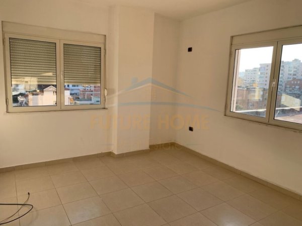 Durres, jepet me qera apartament 2+1+Ballkon Kati 5, 78 m² 250 € (ZJARRFIKJSA)